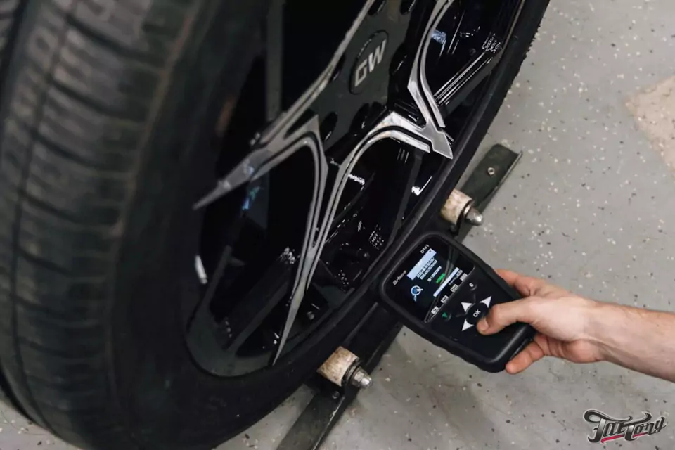 Фирменный шиномонтаж с адаптацией и балансировкой на стендах Hunter для Jeep Grand Wagoneer. Собираем новый комплект!